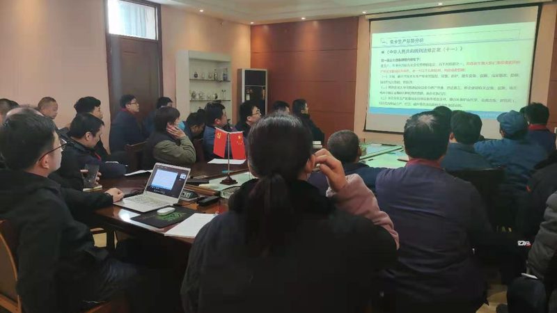 叉车操作后，应及时进行清洁和保养，以延长叉车的使用寿命。具体包括：