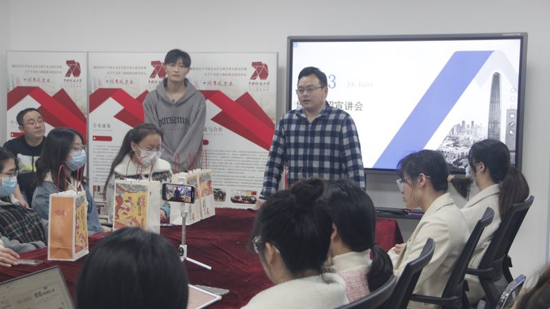 网络课程平台的功能繁多，但大致可以分为以下几个类别：